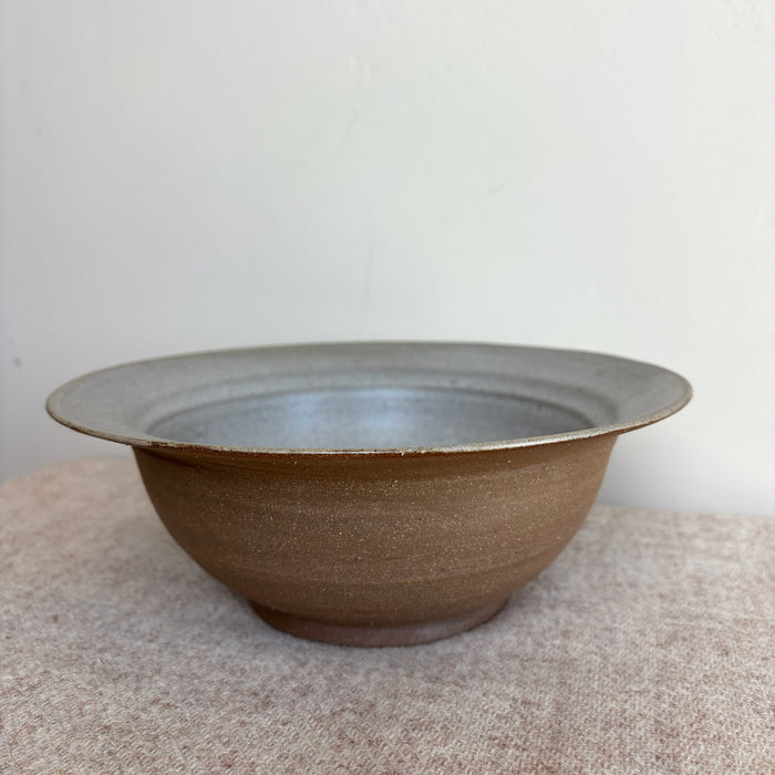 Bowl with lip