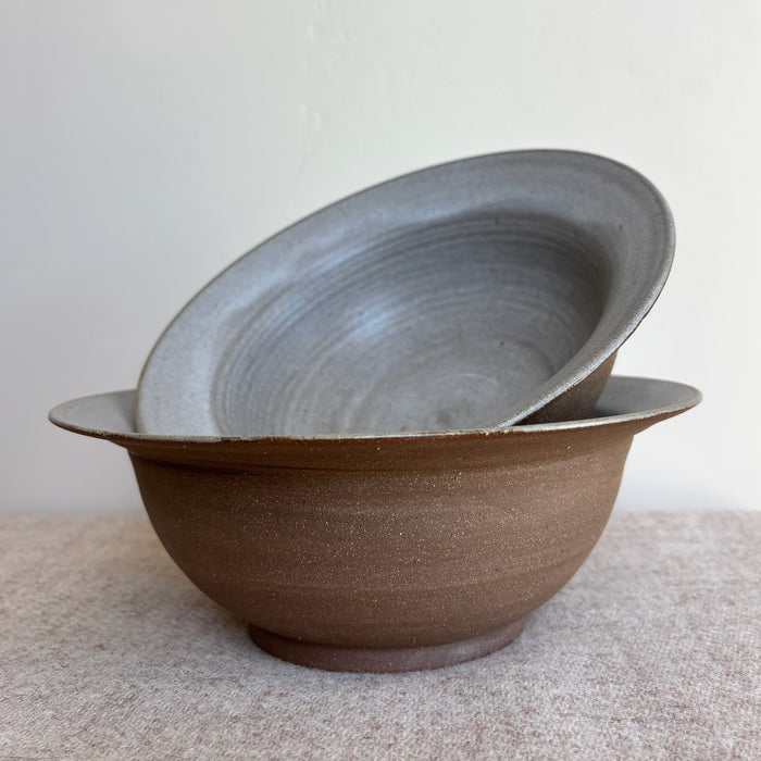 Bowl with lip
